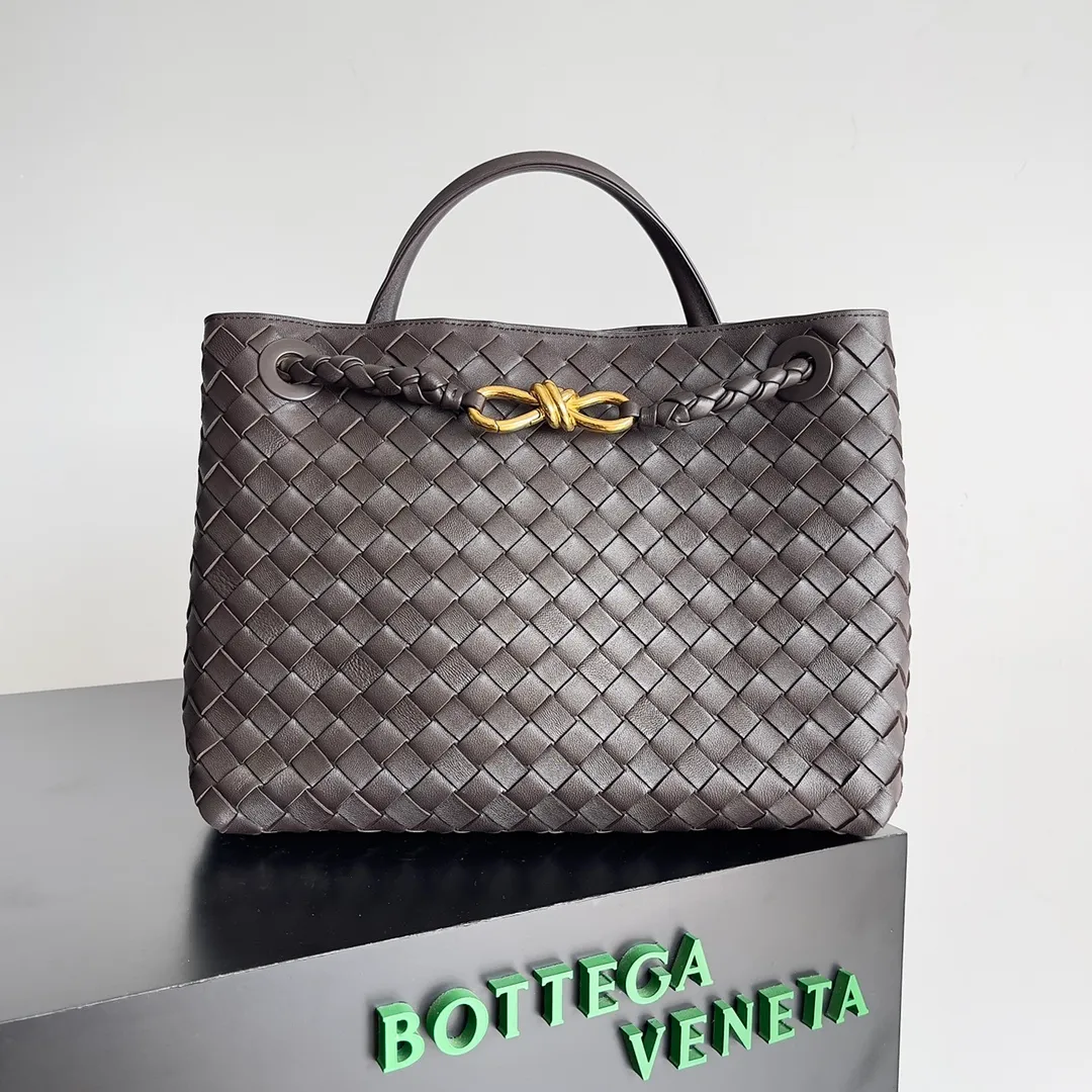 The 2023 new Andiamo batch of 2260 BV has been shipped‼ ️Really popular🔥The new Andiamo woven handbag launched by Bottega Veneta this season is really popular all over the world! ! Celebrities at home and abroad have worn it, and Oscar-winning actress Michelle Yeoh has taken it out on the street. Song Jia, Trai Yara, Yu Feihong, Sanji Ayaka, Rosie Hunting-Whiteley, Yoshioka Riho, etc. have all picked up this bag. It is classic and versatile, showing off its temperament, and the bag capacity is also large, which is very convenient for daily commuting! ! A variety of carrying methods, the shoulder straps can be adjusted by yourself, the original lambskin feels soft and delicate, and the unisex style breaks the gender boundaries and brings a more practical and long-lasting use experience. Andiamo, which has both elegant and casual styles, perfectly interprets the true appearance of "fashionable old money style". Style number: 743572 Size: 32*24*12